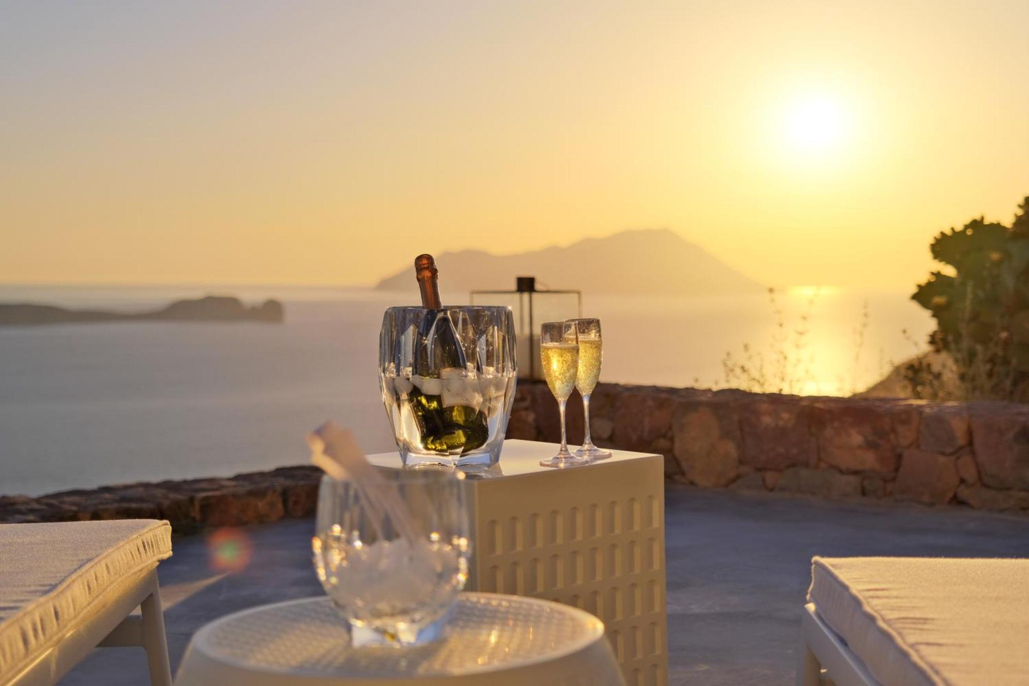 Odyssey Rock Milos Sunset Suites Plaka (Milos) Quarto foto